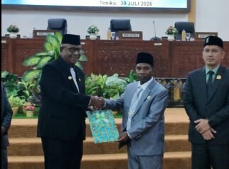 Penyerahan Dokumen LKPJ hasil Paripurna Ke Bupati Mimika