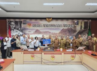 Presiden Direktur PT Freeport Indonesia Tony Wenas menyerahkan bantuan kemanusiaan kepada Gubernur NTT Melki Laka Lena di Kupang. (Foto: Dok. PTFI)
