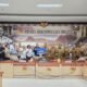 Presiden Direktur PT Freeport Indonesia Tony Wenas menyerahkan bantuan kemanusiaan kepada Gubernur NTT Melki Laka Lena di Kupang. (Foto: Dok. PTFI)