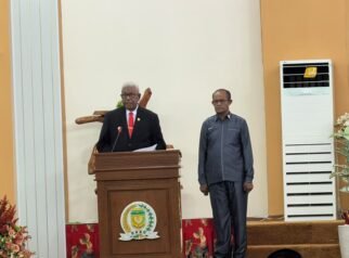 Bupati Mimika Johannes Rettob saat menyampaikan jawaban Pemerintah dalam paripurna APBD P Mimika 2026.