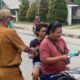 Kepala Bidang P2 Dinas Kesehatan Mimika, Linus Dumatubun, memimpin langsung pembagian masker kepada warga.
