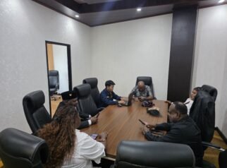 Pokja Politik, Hukum, dan Keamanan (Polhukam), Christoforus Valentino, bersama Anggota Poksus DPRK Mimika merumuskan materi pengawasan.