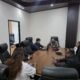 Pokja Politik, Hukum, dan Keamanan (Polhukam), Christoforus Valentino, bersama Anggota Poksus DPRK Mimika merumuskan materi pengawasan.