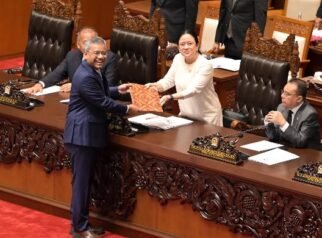 Ketua DPR Puan Maharani (kedua kanan) menerima berkas pendapat akhir dari Menteri Keuangan Suahasil Nazara (kiri) pada Rapat Paripurna DPR RI ke-7 Masa Persidangan I Tahun Sidang 2026-2027 di Kompleks Parlemen, Senayan, Jakarta, Selasa (29/9/2026). ANTARA FOTO/Asprilla Dwi Adha/tom.