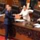 Ketua DPR Puan Maharani (kedua kanan) menerima berkas pendapat akhir dari Menteri Keuangan Suahasil Nazara (kiri) pada Rapat Paripurna DPR RI ke-7 Masa Persidangan I Tahun Sidang 2026-2027 di Kompleks Parlemen, Senayan, Jakarta, Selasa (29/9/2026). ANTARA FOTO/Asprilla Dwi Adha/tom.
