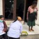 Nakes PKM Limau Asri saat melakukan pelayanan langsung dari rumah ke rumah warga.