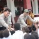 Satgas Kepolisian Operasi Damai Cartenz-2026 membagikan tas dan perlengkapan belajar kepada siswa sekolah dasar di wilayah Pomako, Kabupaten Mimika, Kamis (1/10/2026).